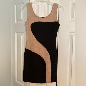 Brand: Windsor.  Black and tan pattern.  Size small.